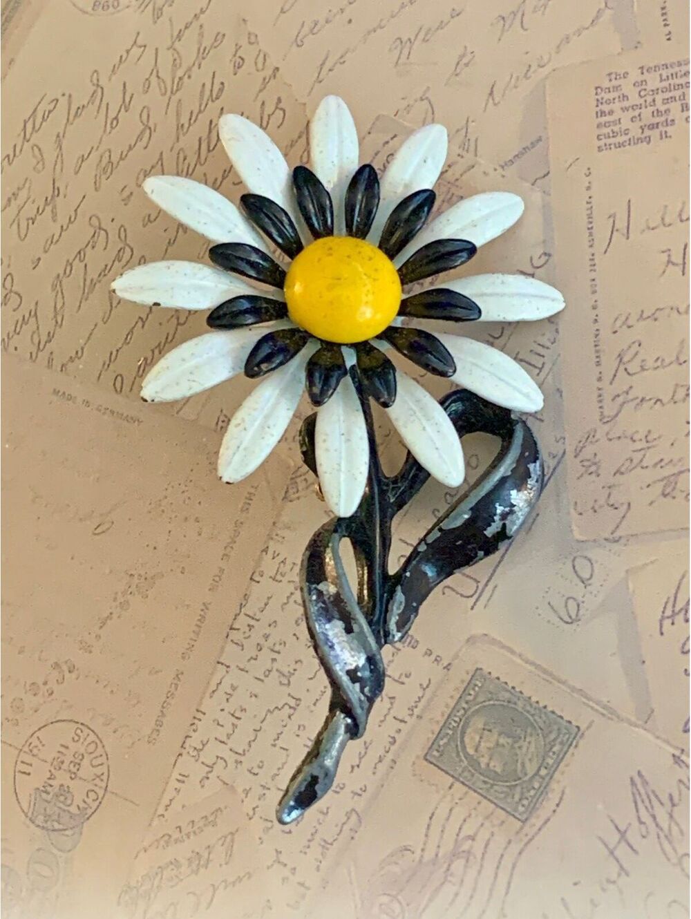Vintage Enamel Charming Daisy Flower Pin Brooch - Retro Style Floral Accessory